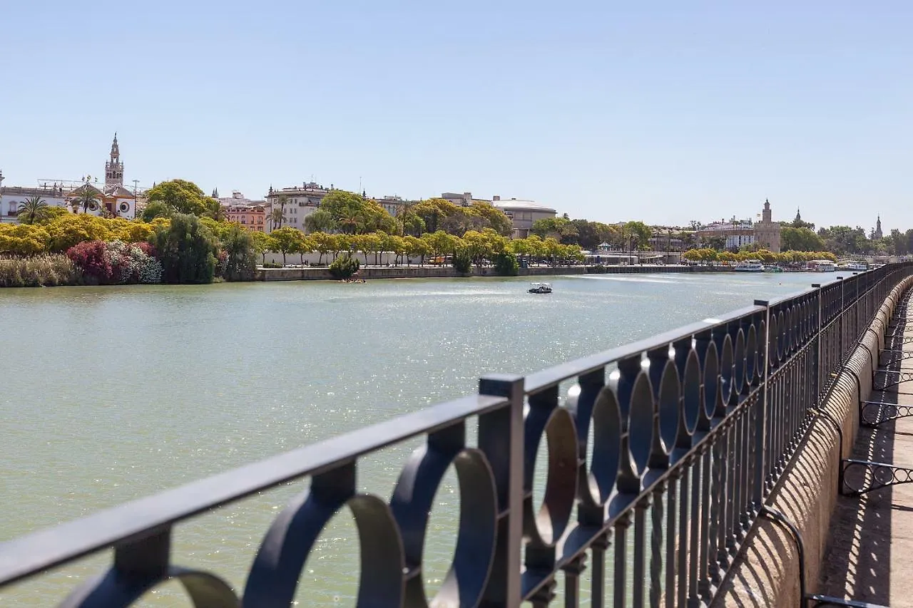 Fantastico Apartamento Con Vistas Calle Betis Sevilla Apartmán